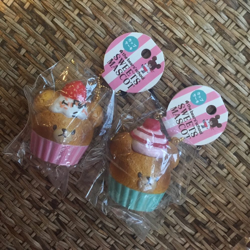 The bear school sweet mascot cupcake squishy