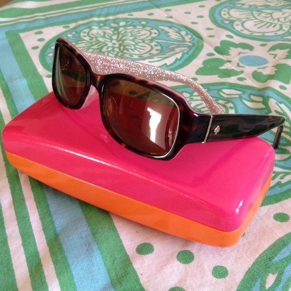 🕶Who's that behind those Kate Spade's?