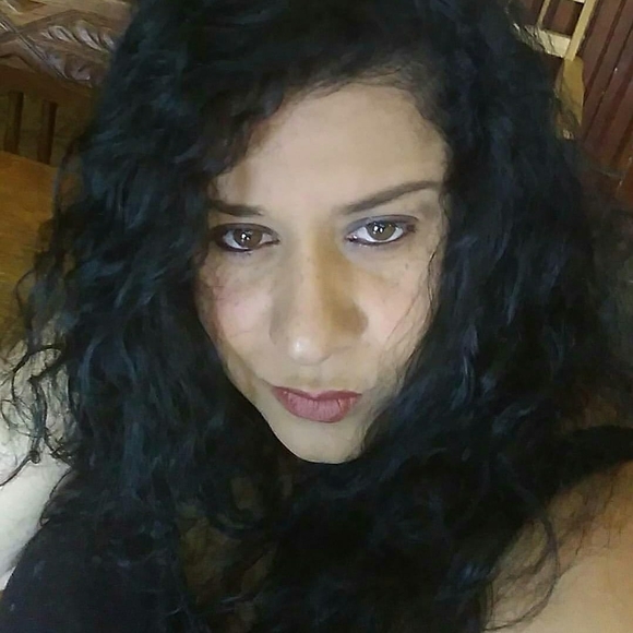 Meet your Posher, Iris - Picture 1 of 1