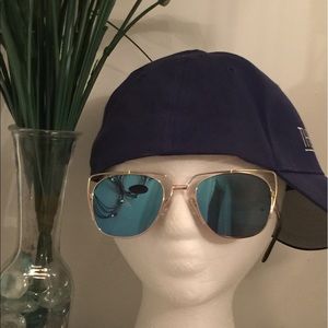 Men Aviator sunglasses