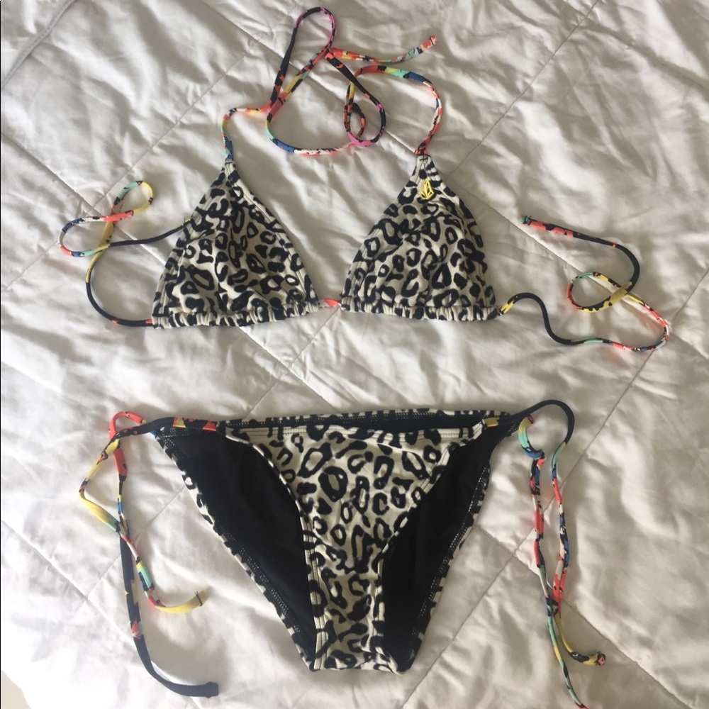 Gorgeous leopard bikini set.