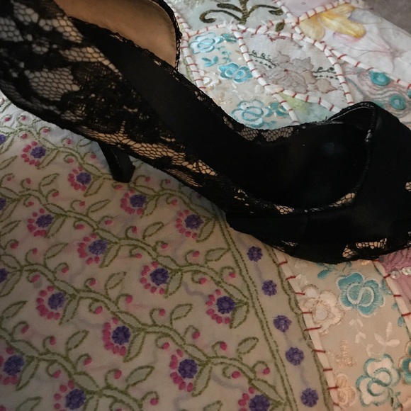 Shoes - Picture 4 of 4