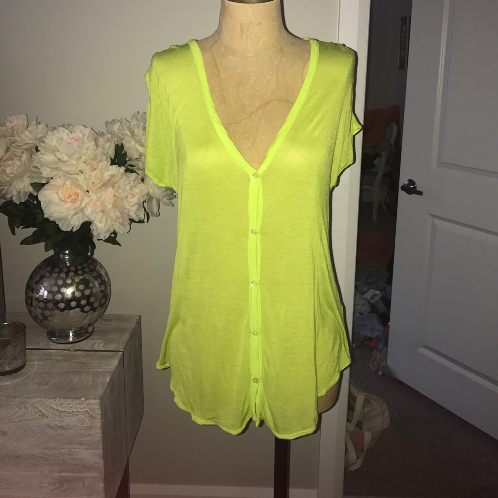 Aritzia tee in bright green size xs runs big