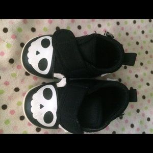 Ikiki squeaky shoes skull size 5