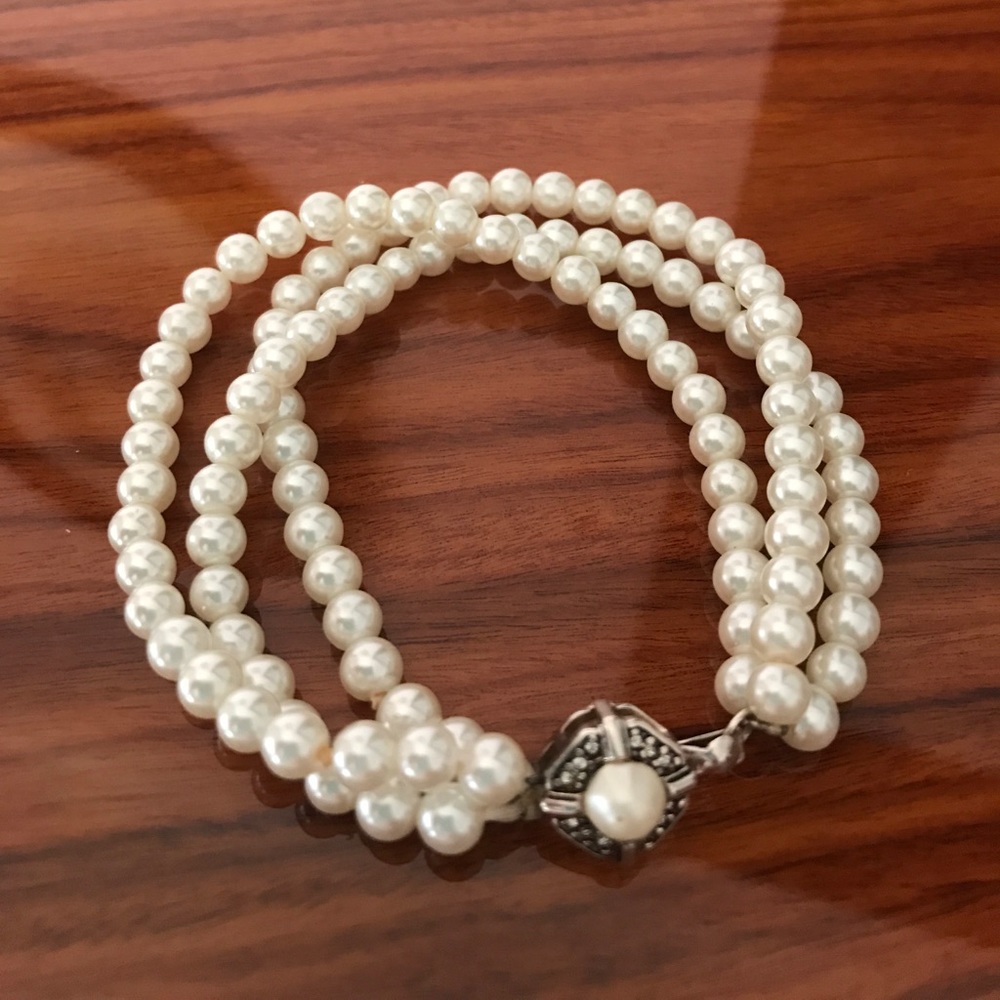 Classic triple strand pearl bracelet preppy