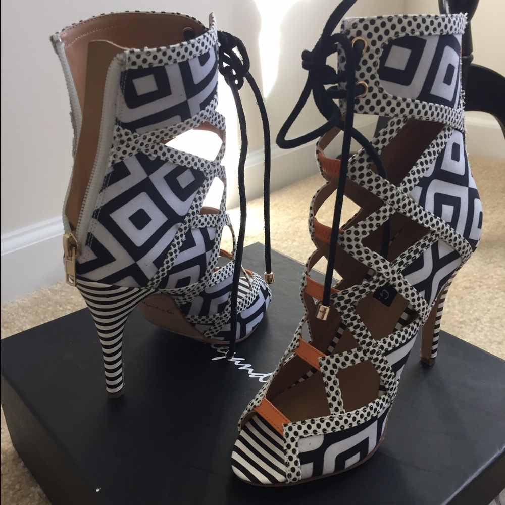 Alejandra G Sandals Sz 6