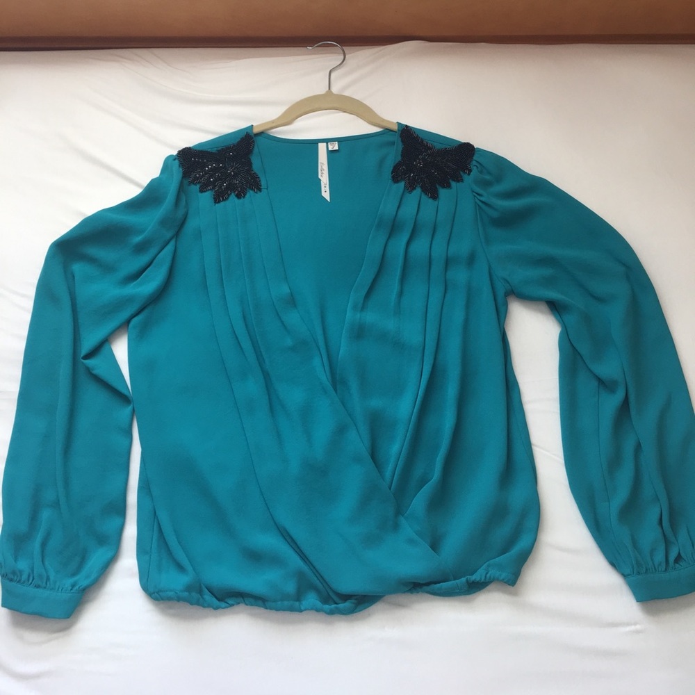 Blouse with appliqué on shoulders