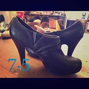Madden Girl black booties!!