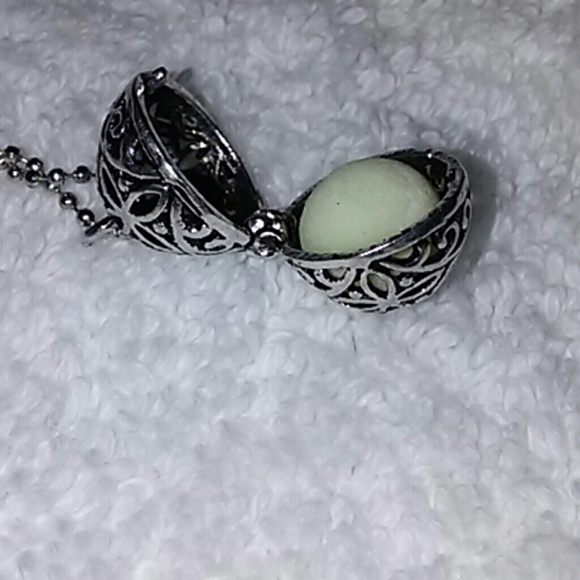 Luminescent Magic Oval Glowing Locket Pendant - Picture 6 of 8