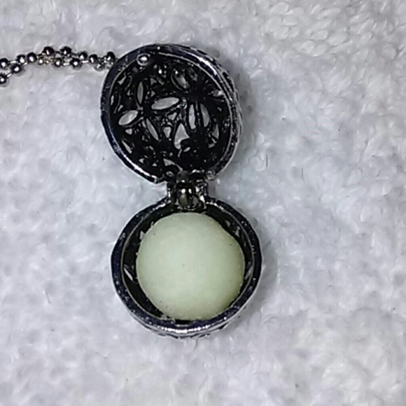 Luminescent Magic Oval Glowing Locket Pendant - Picture 5 of 8