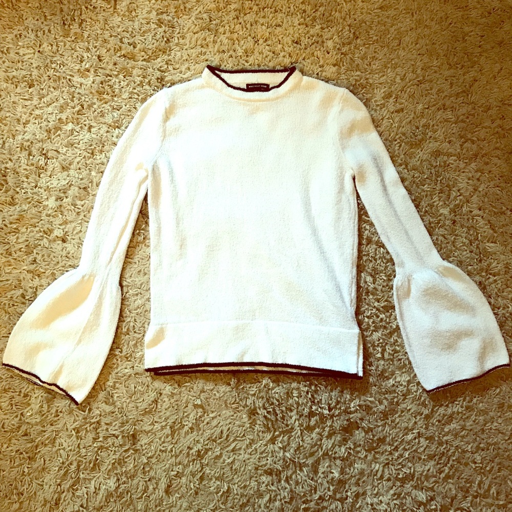 🚨FLASH SALE 🚨White Bell Sleeve Top Size XS