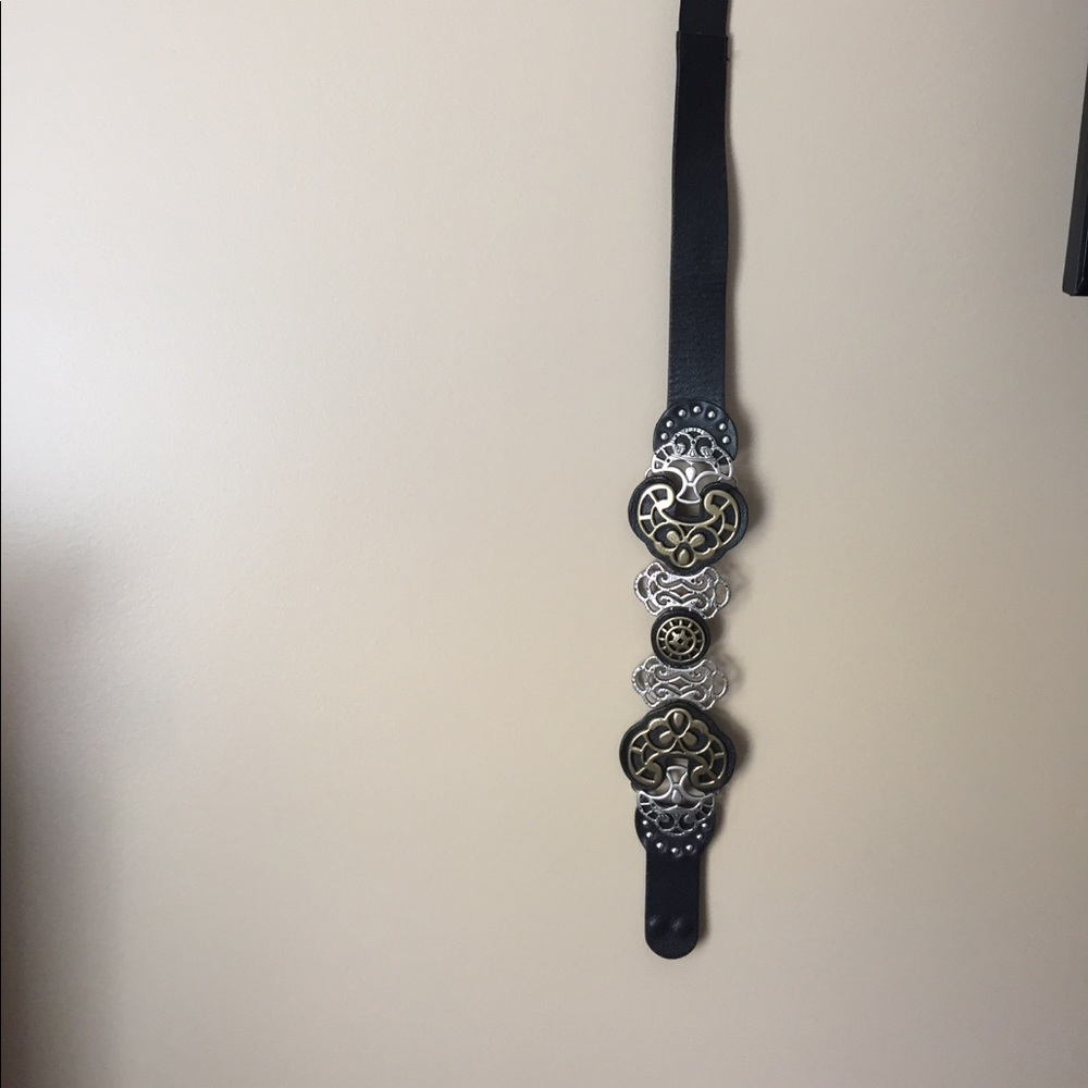 Chicos size Large snap back belt