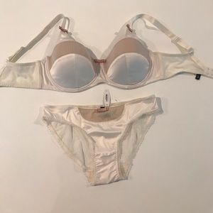 Cream/tan matching 38DDD bra and medium pantie.