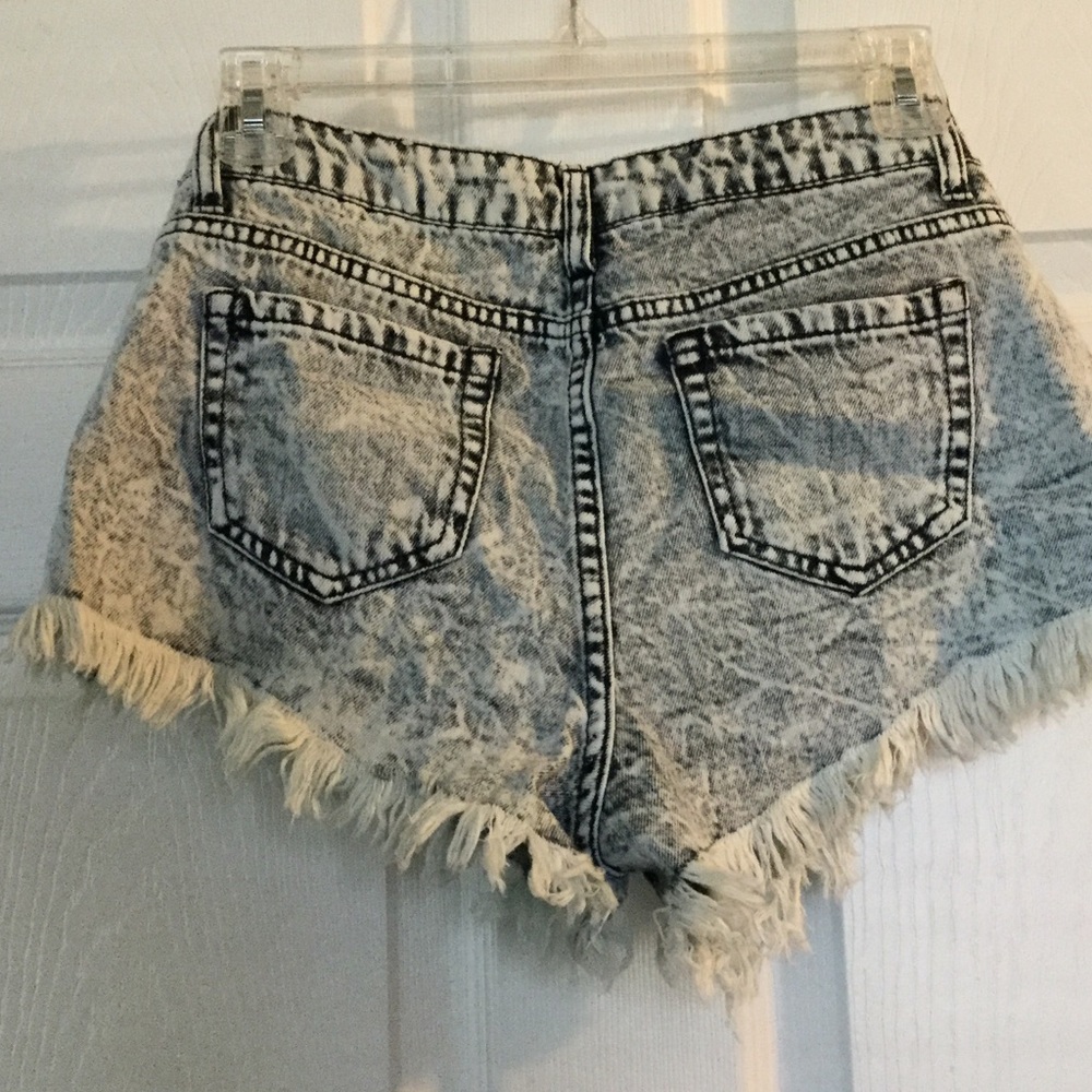 Short shorts - Picture 2 of 2