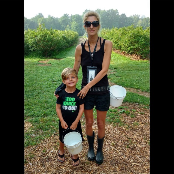 Meet your Posher, Amanda - Picture 2 of 3