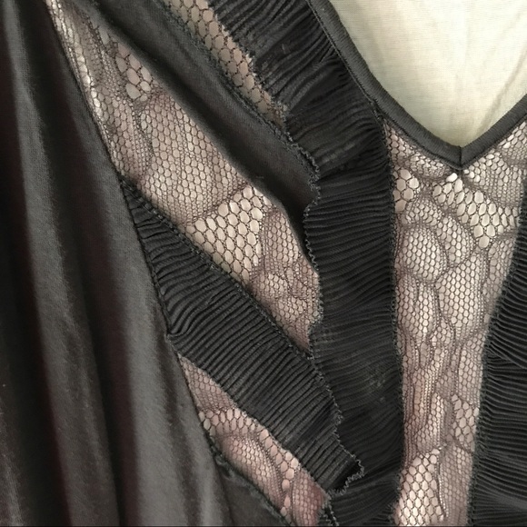 Express lace top with flower detail - Picture 2 of 3