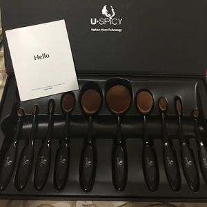 Oval makeup brush set with stand