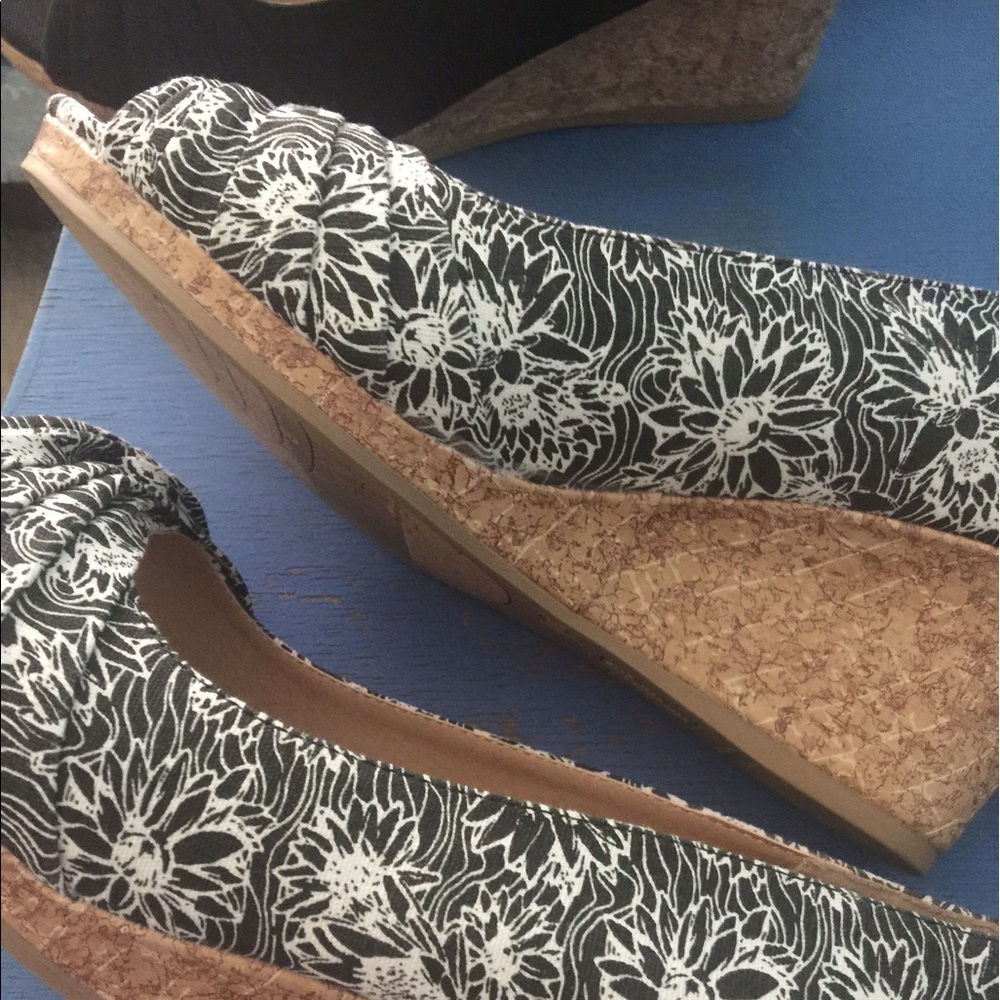 Brand new size 10 wedge heel. They are 10 wide