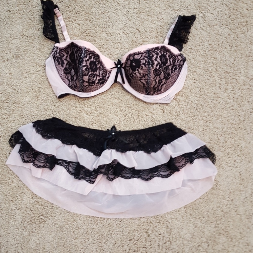 Bra and skirt lace lengire. NWOT