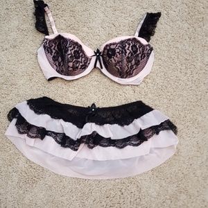 Bra and skirt lace lengire. NWOT