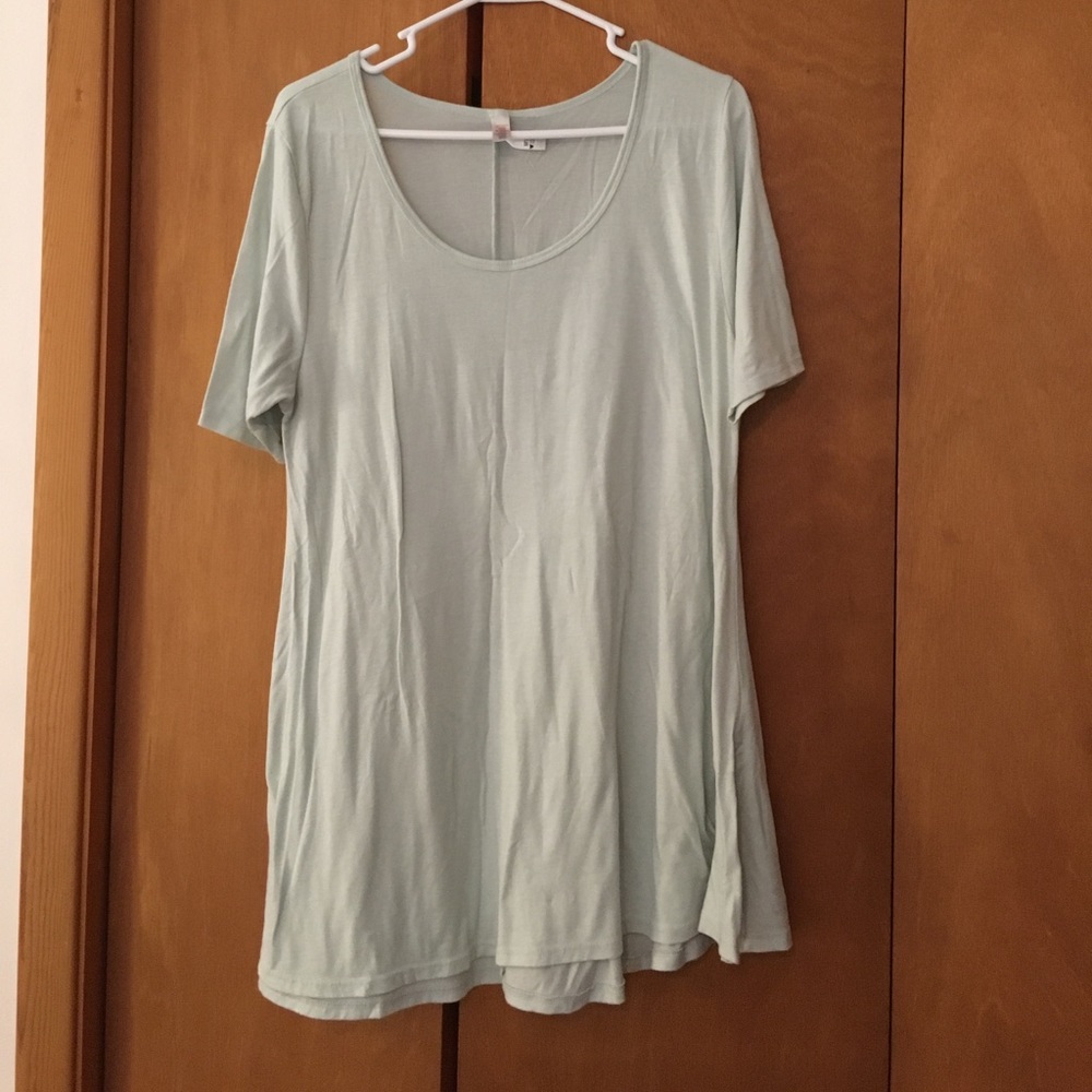Medium Lularoe perfect T