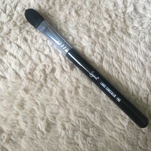 Sigma F65 large concealer brush