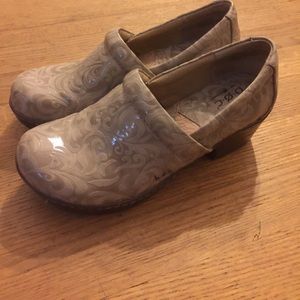 B.O.C dansko style shoe.