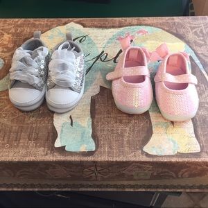 2 pairs of baby shoes ( 3-6mo + 6-12mo)