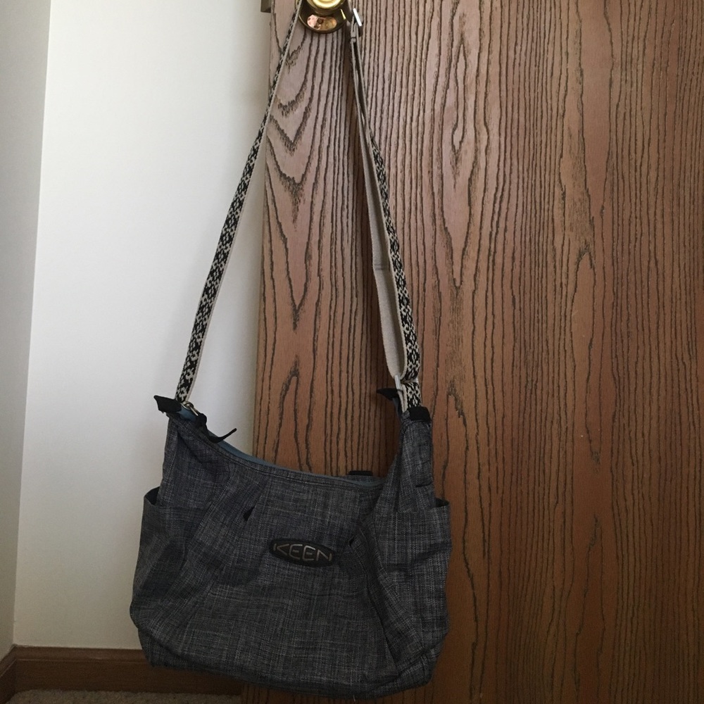 Keen cross body purse