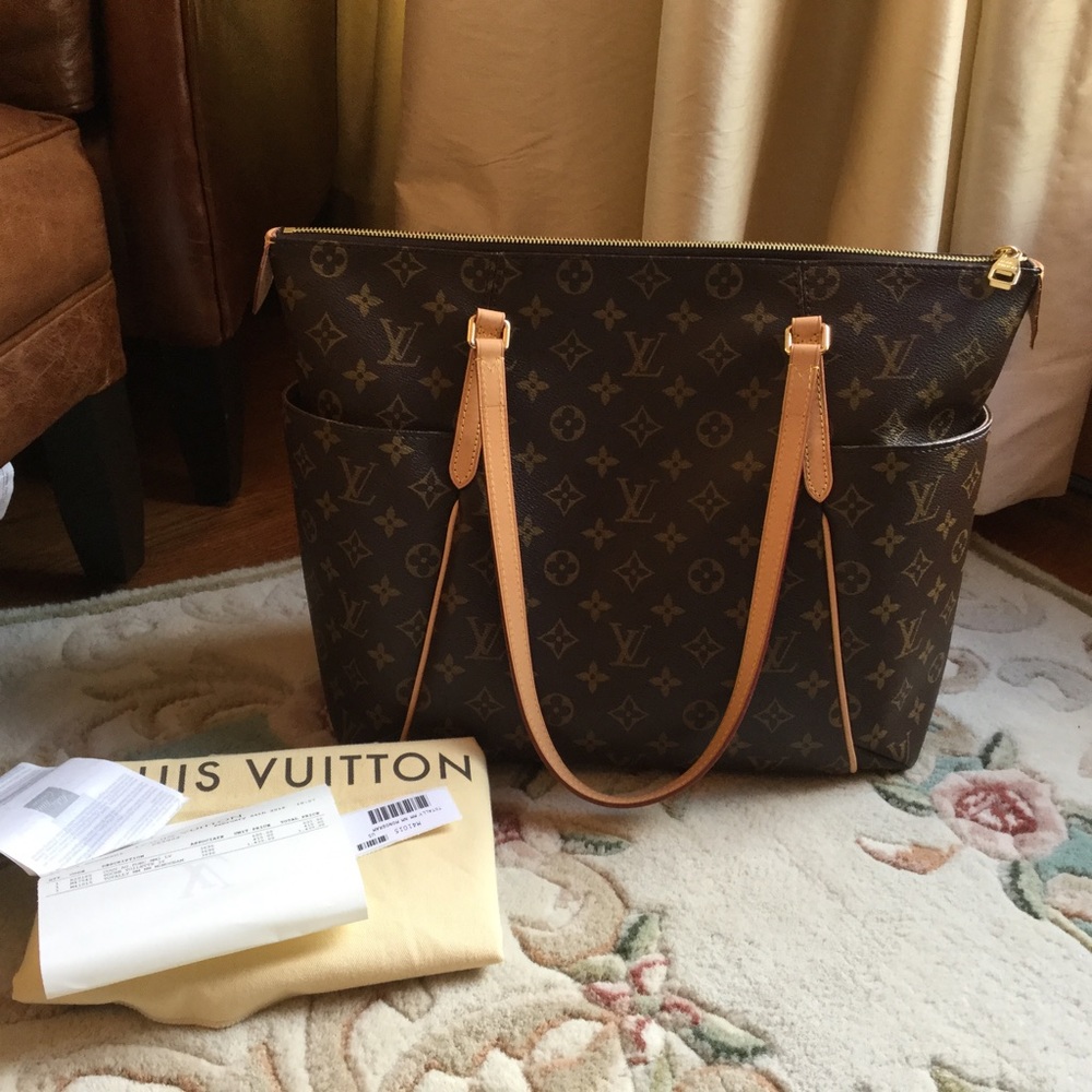 SOLD BNWT Louis Vuitton Totally MM.