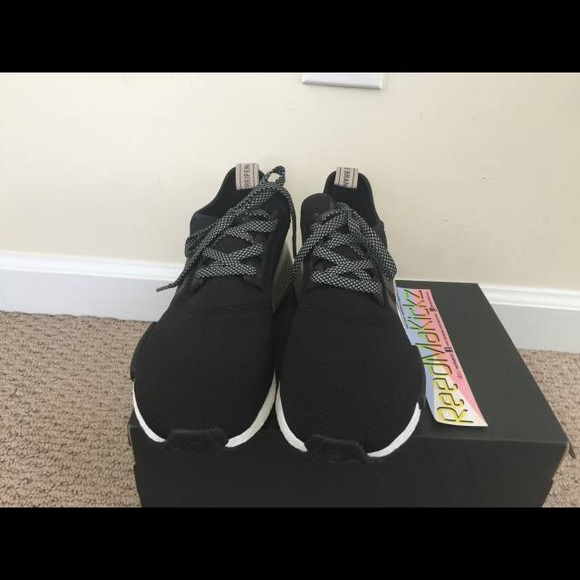 Addidas NMD R1 - Picture 2 of 3