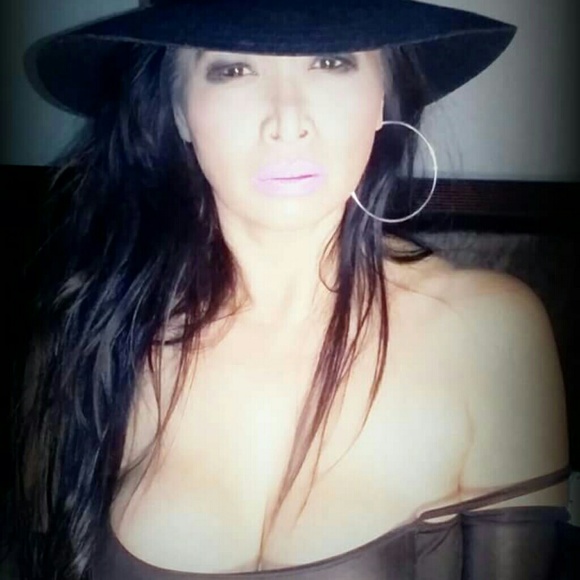 Meet your Posher, Monica - Picture 2 of 4