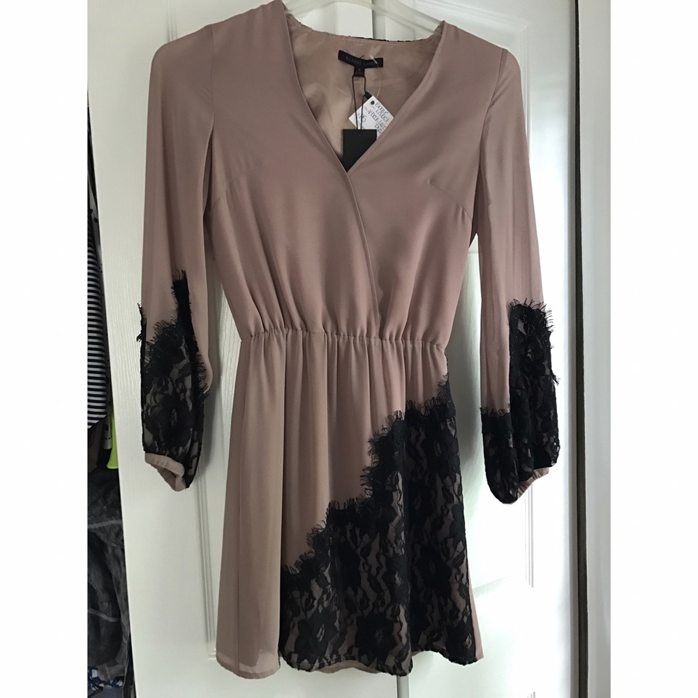 NWT BLAQUE LABEL VNECK LONG SLEEVE LACE DRESS SZ S