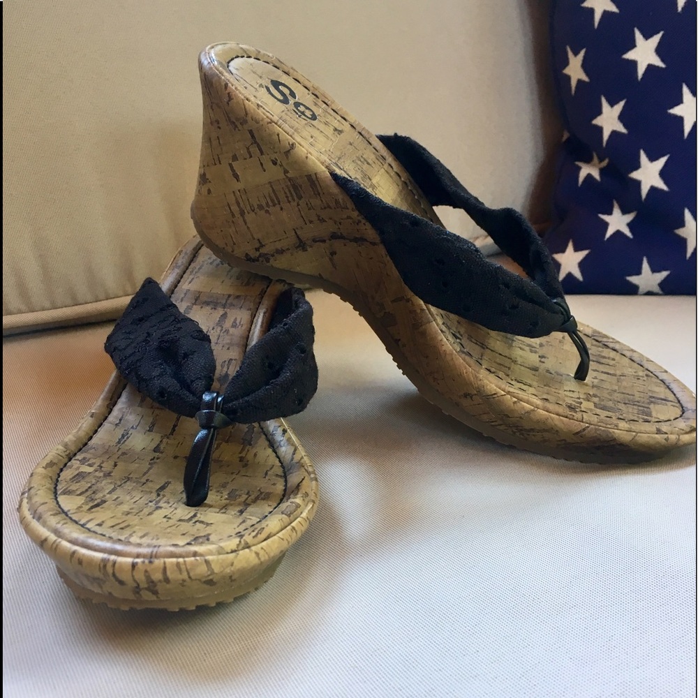 💥1 HOUR SALE💥 Black Flip Flop Wedges in Size 8