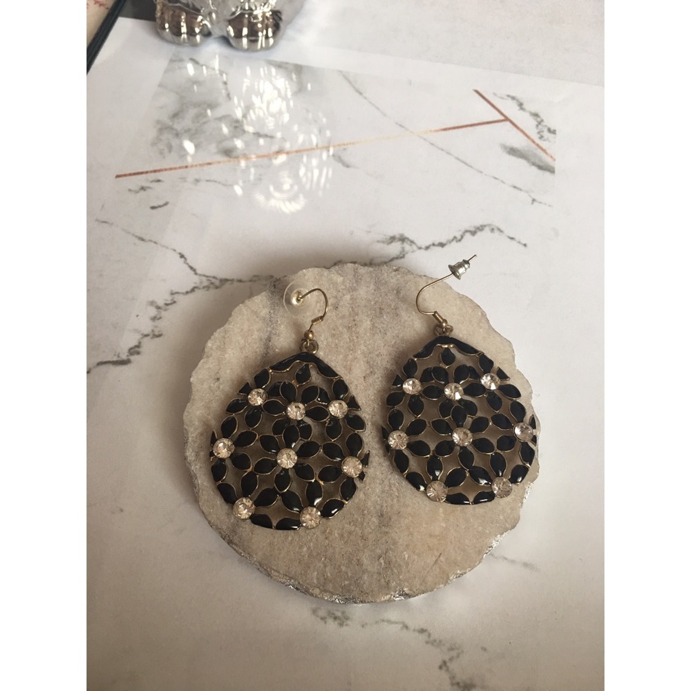 Black flower diamond earrings
