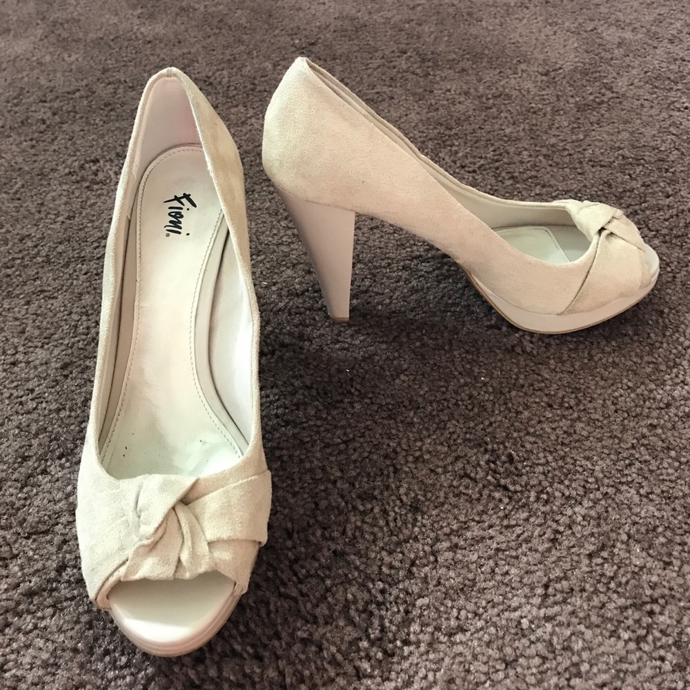 Tan/ cream peep toe heels