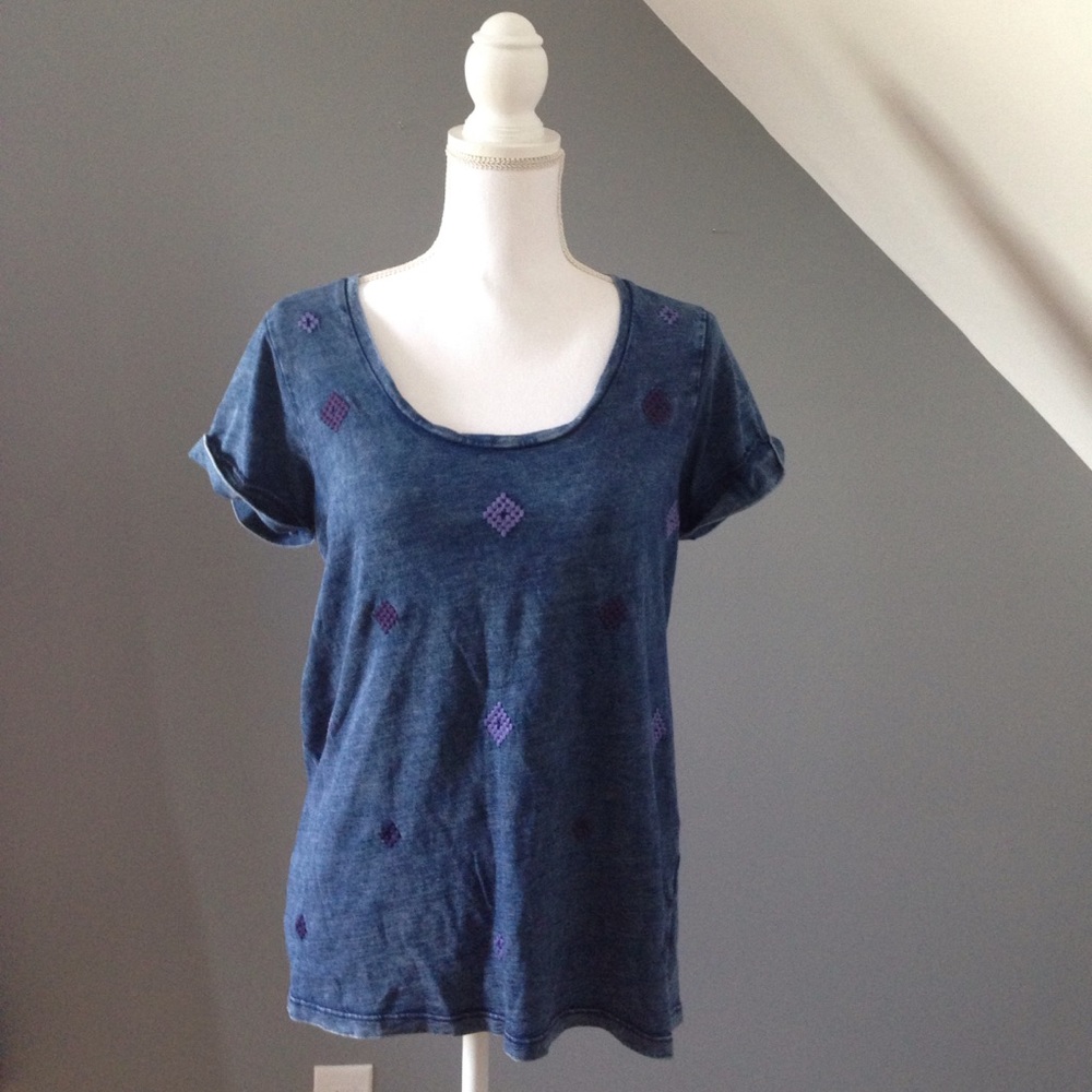 SOLD Lucky Brand embroidered tee 👚✌️