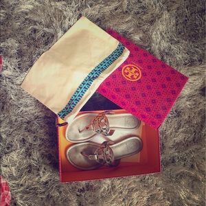 Tory Burch Pewter Leather Sandals!!! Like new!!