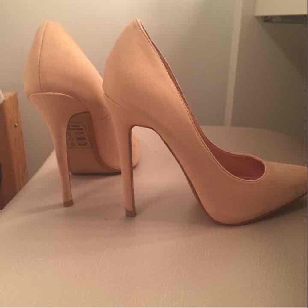 Pointed toe heels