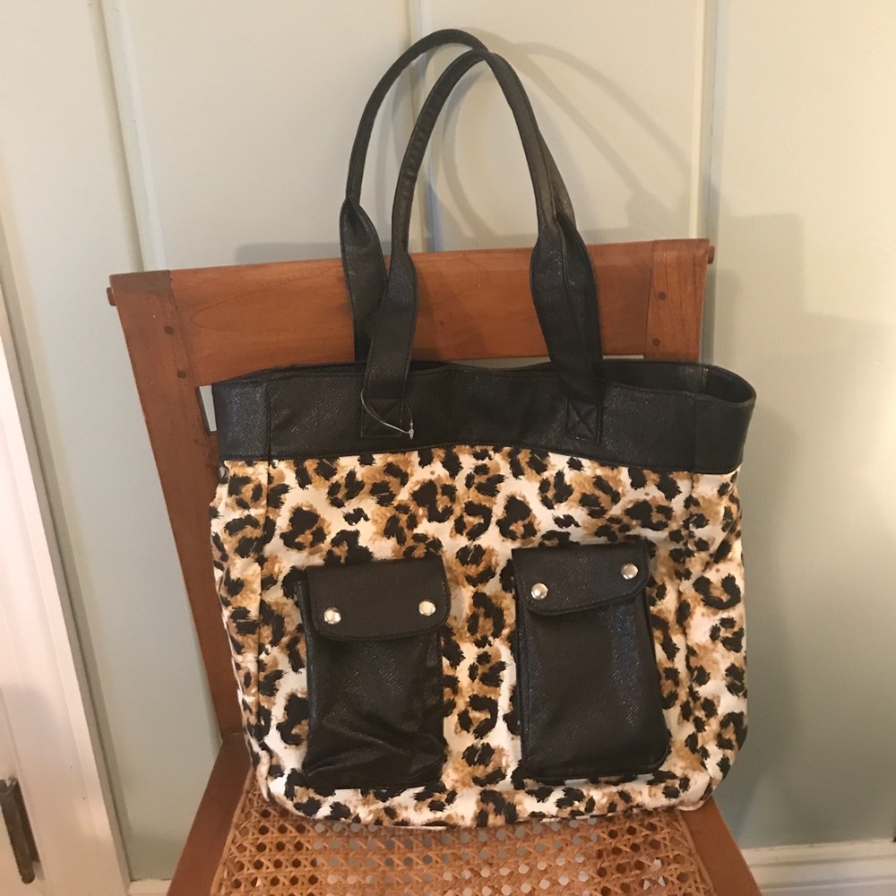 Cheetah print tote with pockets