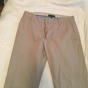 Banana Republic Men's 32/30 Emerson chino. Khaki.