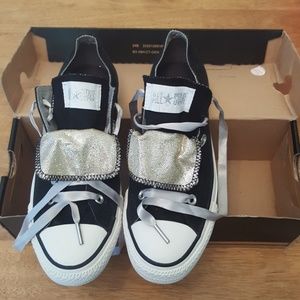 Black white and silver sequence converse size 9