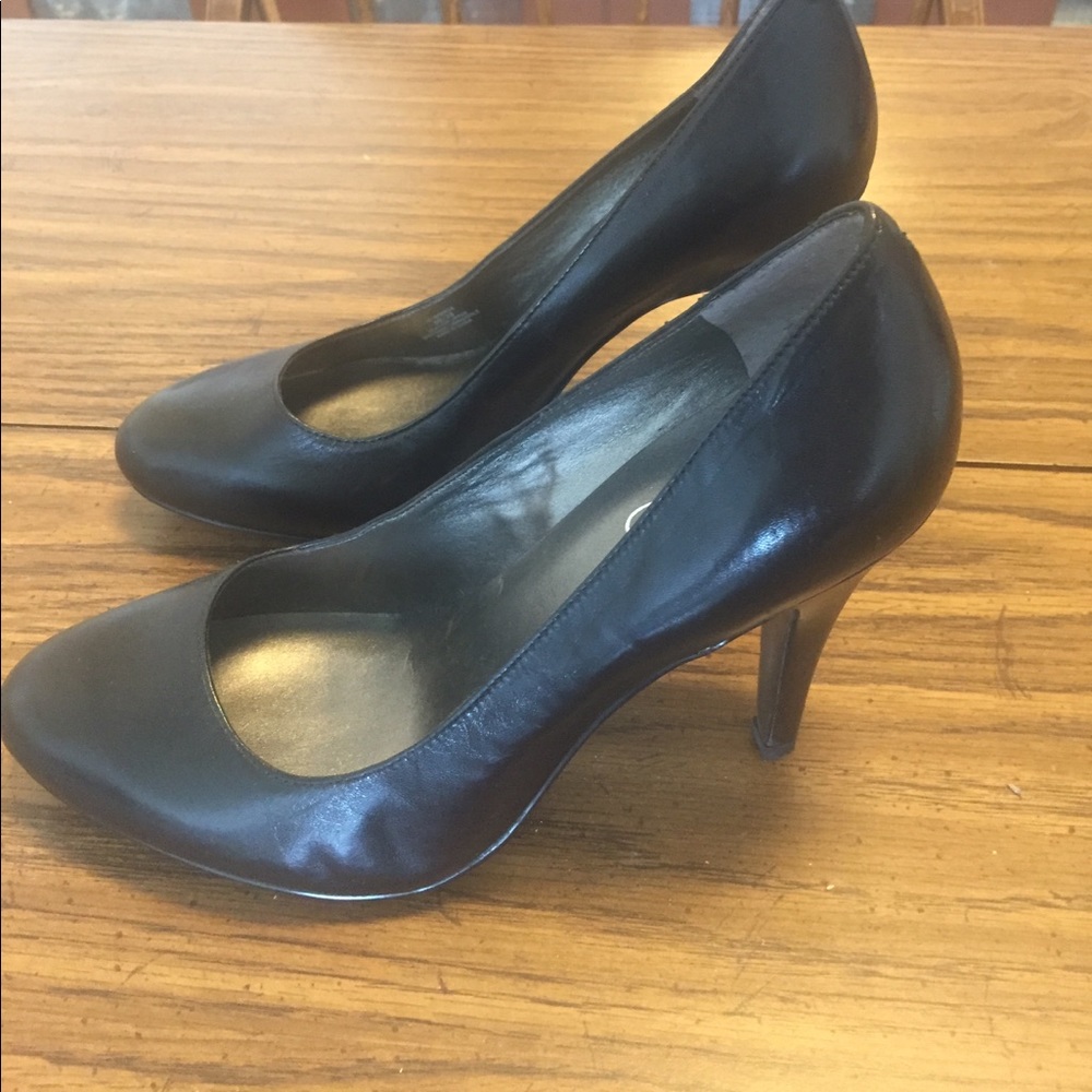 Black Round Toe Heels