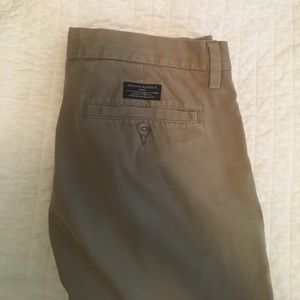 Banana Republic Men's 31/30 Gavin chino. Khaki/tan