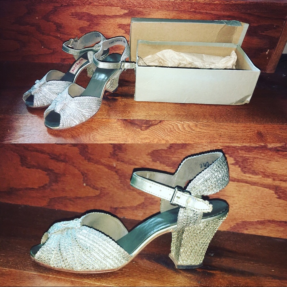 Amazing vintage 1940's PET O' PARIS Silver Heels