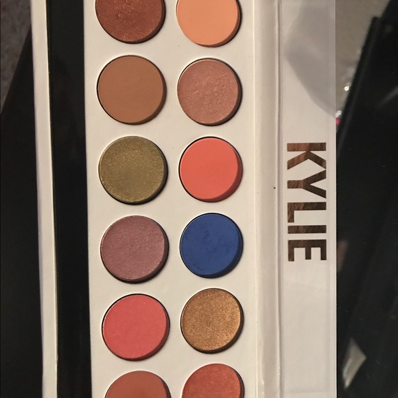 Kylie Peach Palette - Picture 2 of 2