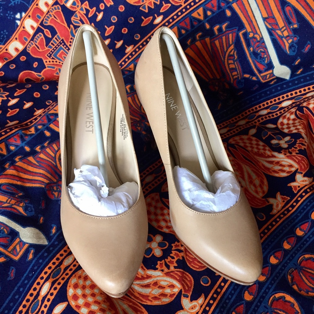 Nine West nude leather platform pumps