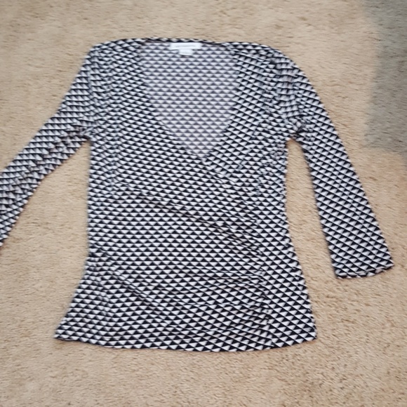 Liz Claiborne Tops - Ruched geometric 3/4 sleeve top