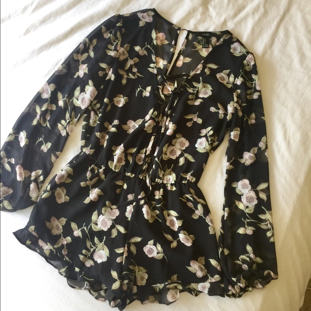 ✨ Cute Forever 21 floral romper ✨