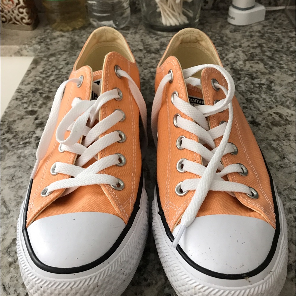 Converse Chuck Taylors. LIKE NEW!!